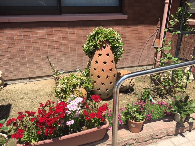 2018年5月の野田内科の玄関・庭